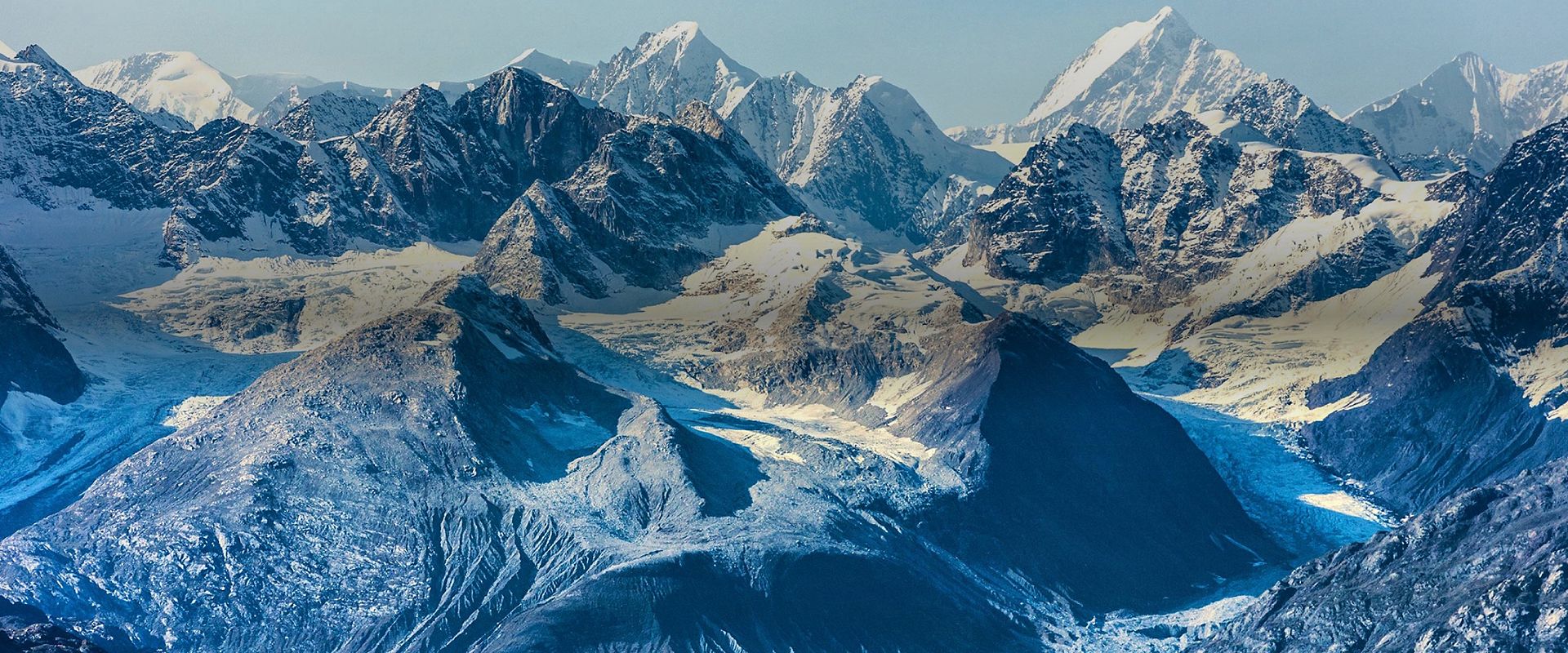 alaska-ocean-and-snow-mountains